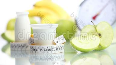 减肥食品酸奶茶匙水果苹果米和秤